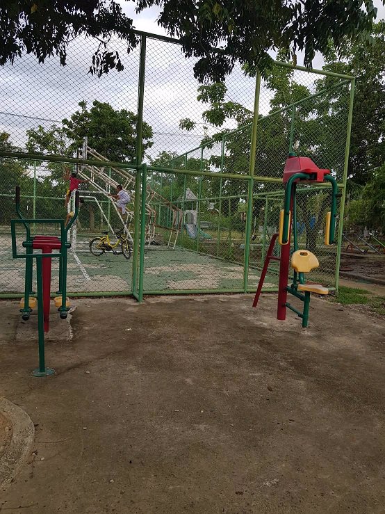 ขายบ้านทาวน์เฮาส์-2-ชั้น-เนื้อที่-27-ตรว-ทำเลเด่นๆ-ติดสนาม-และถนนซอยแรกของโครงการ-เมือง-สุพรรณบุรี