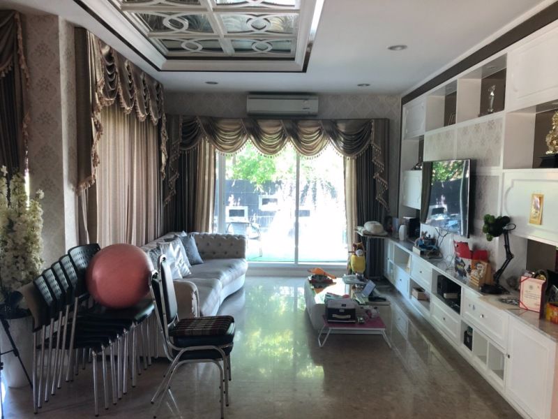 ขายบ้านเดียว-แกรนด์-บางกอก-บูเลอวาร์ด-รามอินทรา-หลังมุม-ติดถนนเมน-ถูกสุดในโครงการ