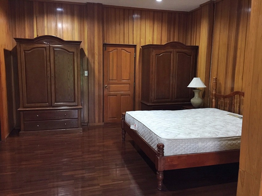 ให้เช่าบ้านเดี่ยวชั้นเดียว-บนพื้นที่ครึ่งไร่-บรรยากาศสงบร่มรื่น-ใจกลางเมืองทองธานี