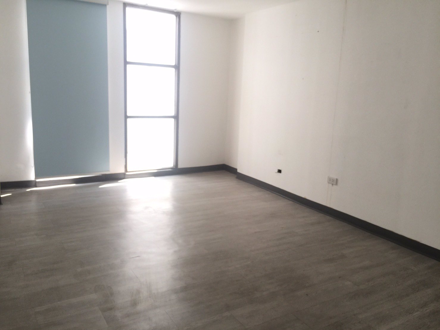 อาคารสำนักงานติดถนนศรีวรา-ทำเลดี-สูง-4-ชั้น-ภายในมี-18-ห้อง-ห้องน้ำ-8-ห้อง-เเละห้องโถงใหญ่-1-ห้อง