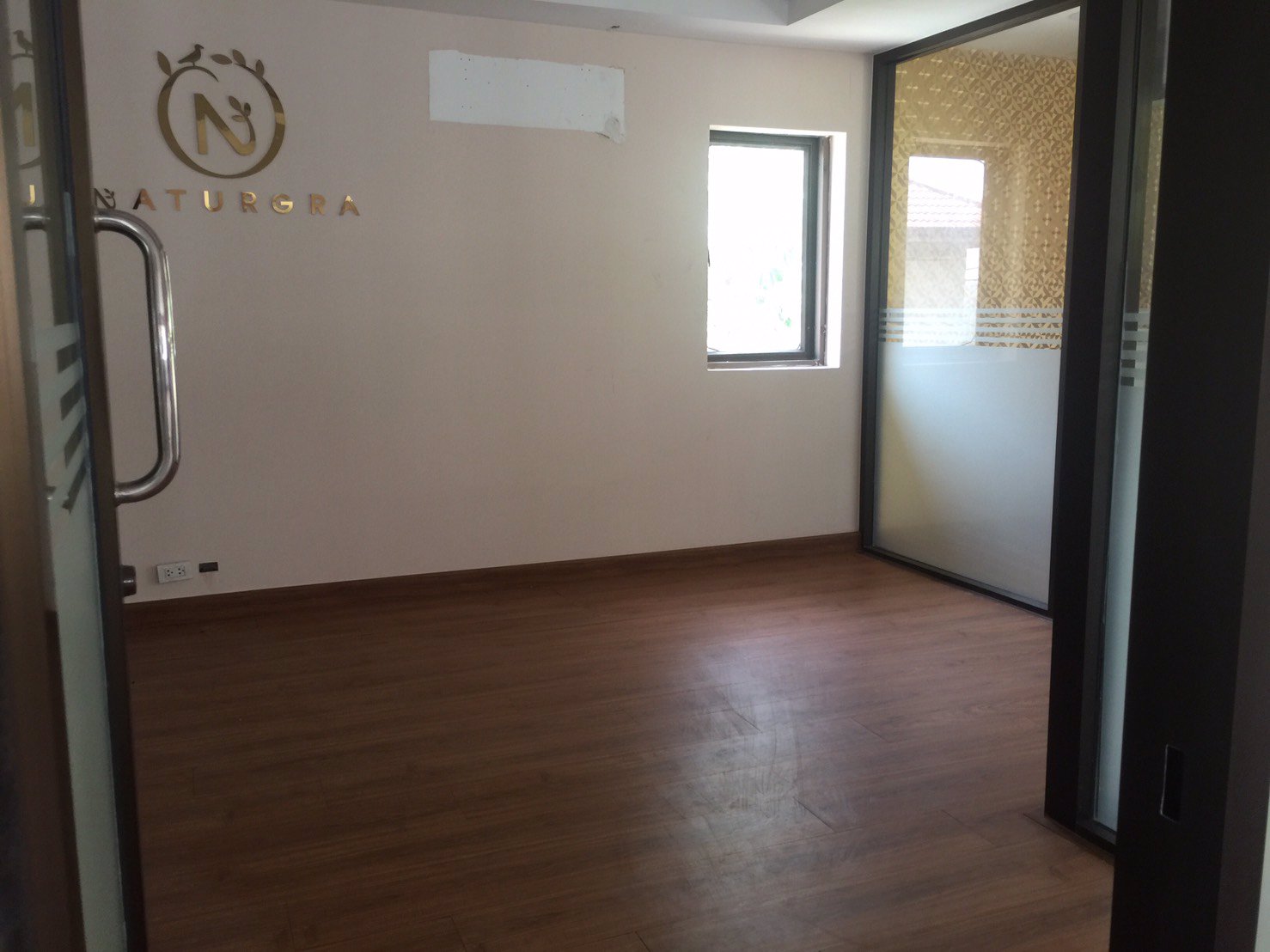 อาคารสำนักงานติดถนนศรีวรา-ทำเลดี-สูง-4-ชั้น-ภายในมี-18-ห้อง-ห้องน้ำ-8-ห้อง-เเละห้องโถงใหญ่-1-ห้อง