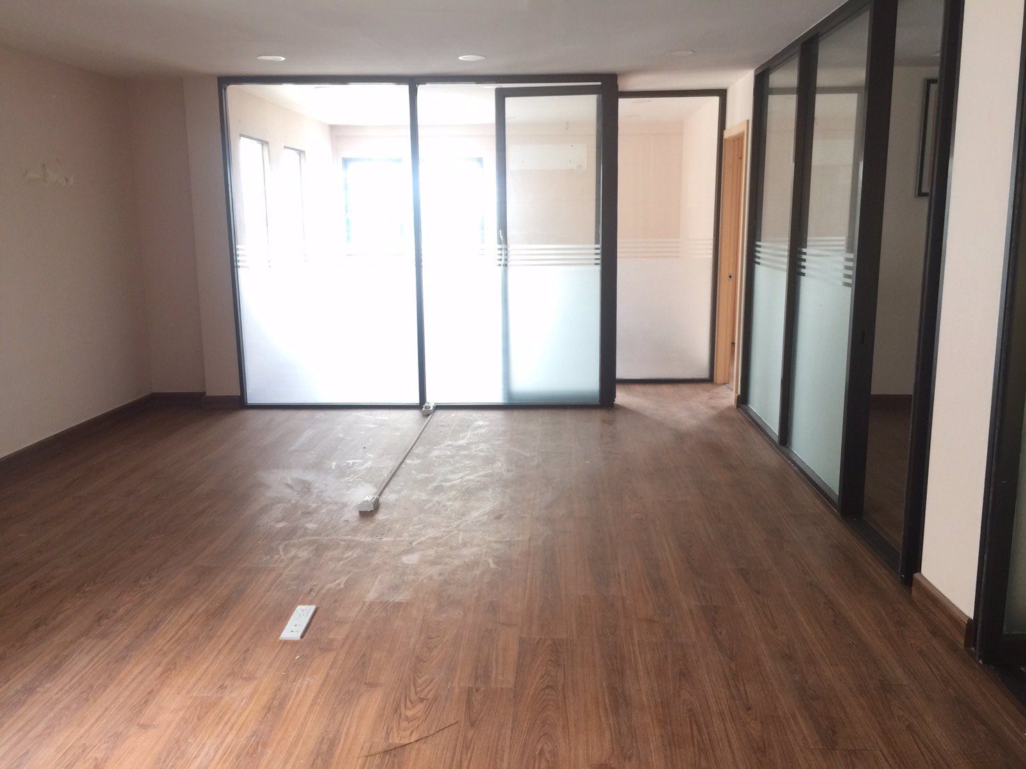 อาคารสำนักงานติดถนนศรีวรา-ทำเลดี-สูง-4-ชั้น-ภายในมี-18-ห้อง-ห้องน้ำ-8-ห้อง-เเละห้องโถงใหญ่-1-ห้อง