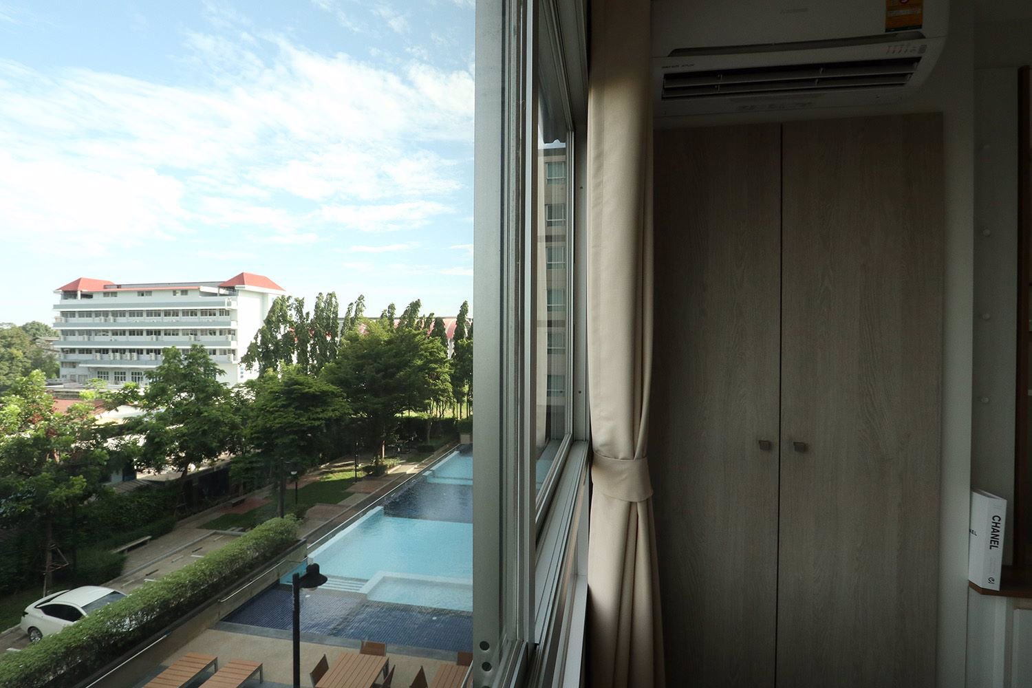 ให้เช่าคอนโด-วิวสระว่ายน้ำจากห้องนอน-ห้องตกแต่งใหม่เอี่ยม-ลุมพินี-วิลล์-สุขุมวิท76-แบริ่ง