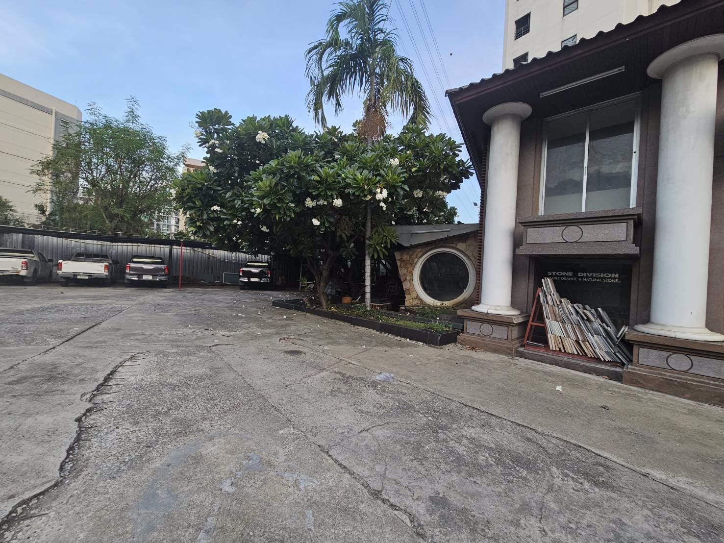 ขายที่ดินพร้อมสิ่งปลูกสร้างติดถนนรัชดาภิเษก