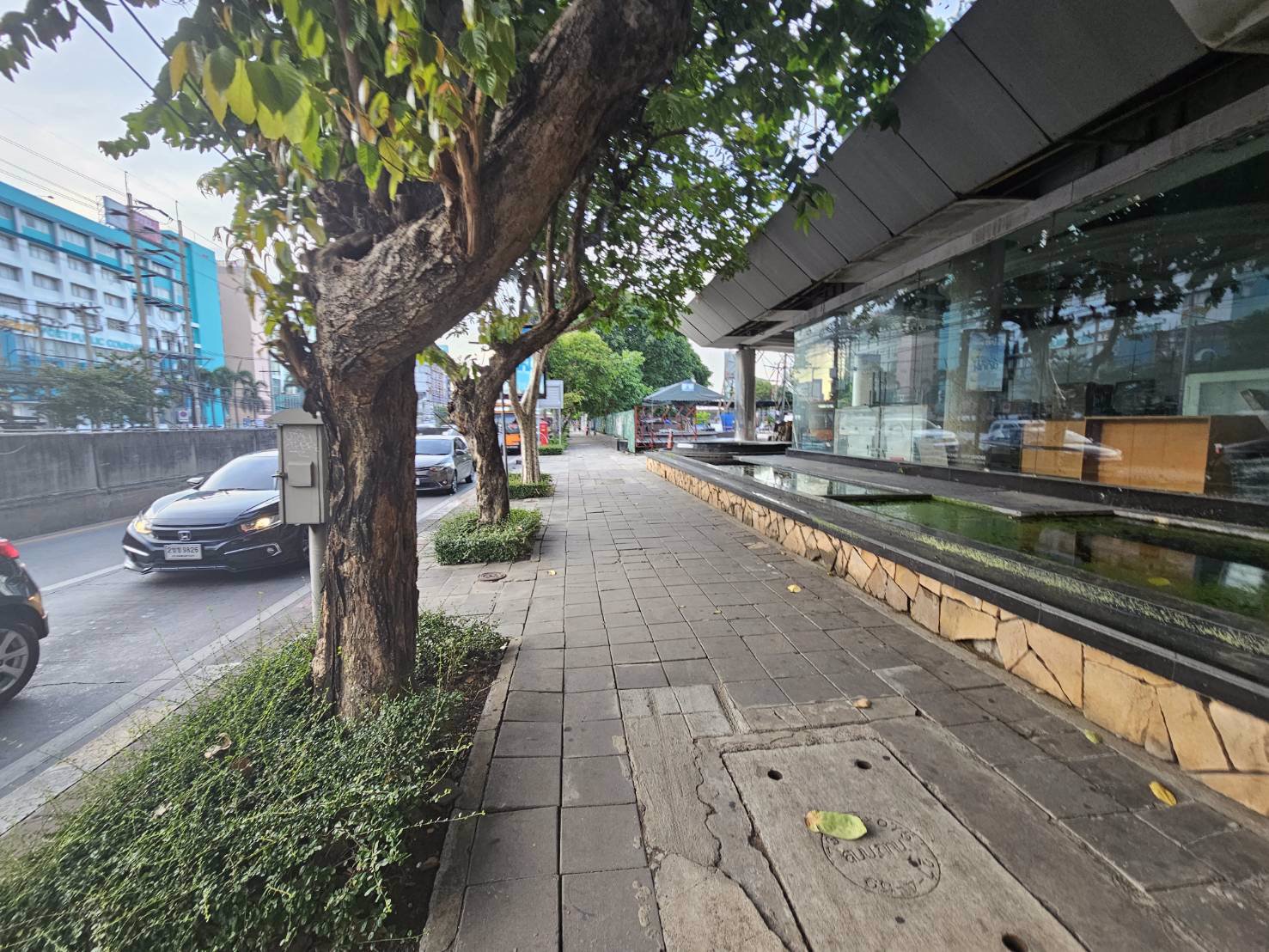 ขายที่ดินพร้อมสิ่งปลูกสร้างติดถนนรัชดาภิเษก