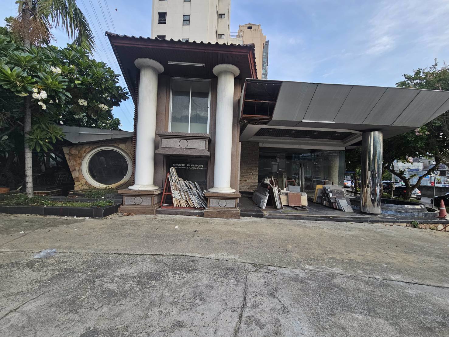 ขายที่ดินพร้อมสิ่งปลูกสร้างติดถนนรัชดาภิเษก