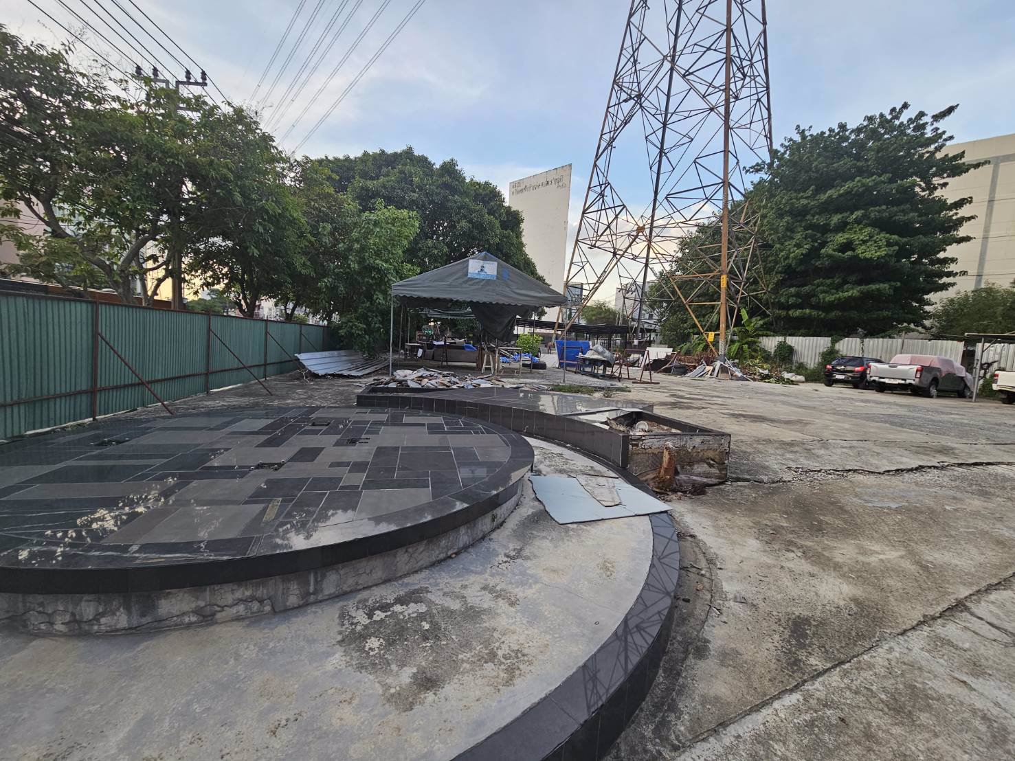 ขายที่ดินพร้อมสิ่งปลูกสร้างติดถนนรัชดาภิเษก