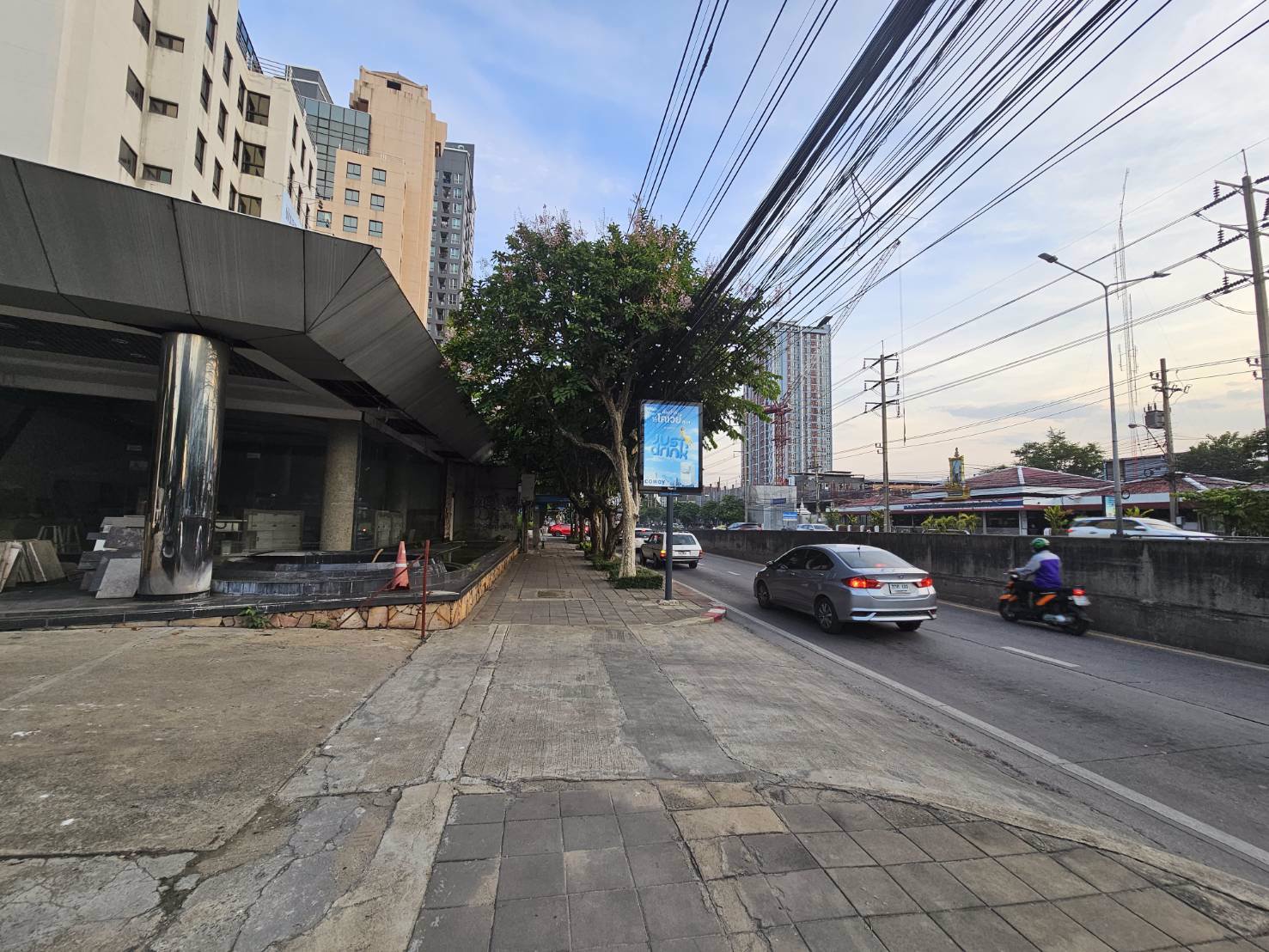 ขายที่ดินพร้อมสิ่งปลูกสร้างติดถนนรัชดาภิเษก