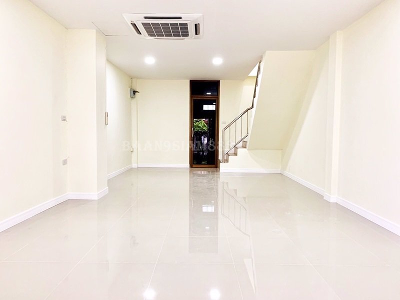 ทาวน์เฮ้าส์-แปลงมุม-หมู่บ้านกฤษติญา3-ปากเกร็ด-ใกล้เมืองทอง