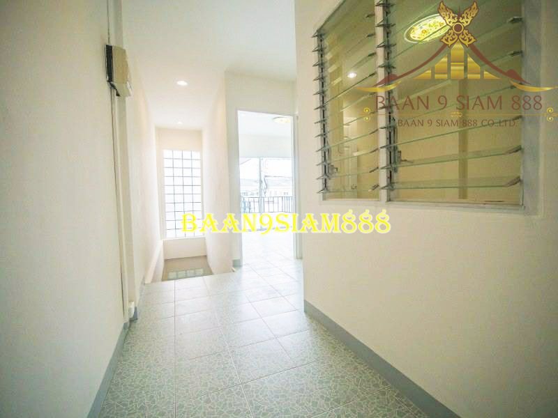 ทาวน์เฮ้าส์-หมู่บ้านมนวดีพาร์ค-ต้นซอยวัดลาดปลาดุก