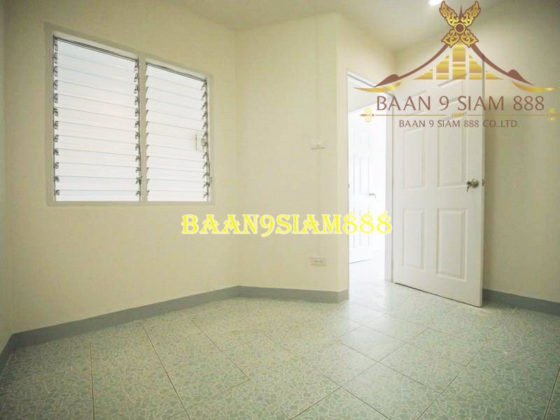 ทาวน์เฮ้าส์-หมู่บ้านมนวดีพาร์ค-ต้นซอยวัดลาดปลาดุก