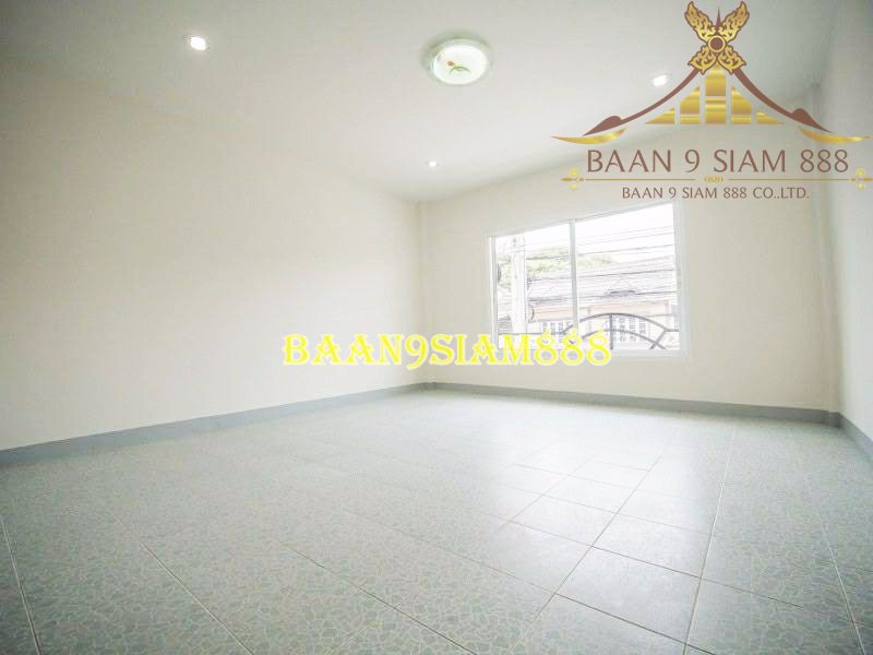 ทาวน์เฮ้าส์-หมู่บ้านมนวดีพาร์ค-ต้นซอยวัดลาดปลาดุก