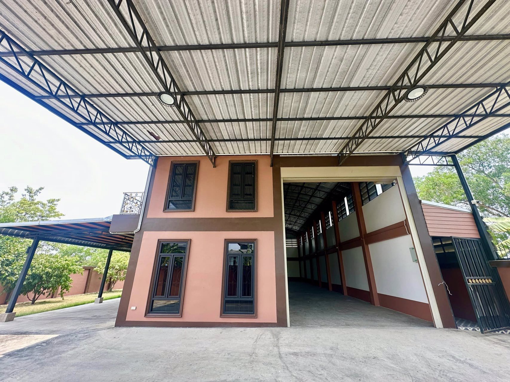 ขายด่วน-โกดังตลาดไท-พร้อมบ้าน-196-ตรว