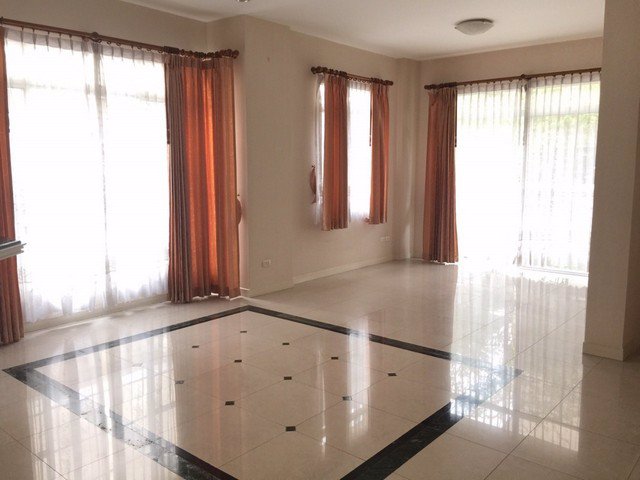 ให้เช่าบ้านเดี่ยว-2-ชั้น-หมู่บ้านลดาวัลย์-เฉลิมพระเกียรติร9-81-ตรวา-ใกล้ซีคอนสแควร์