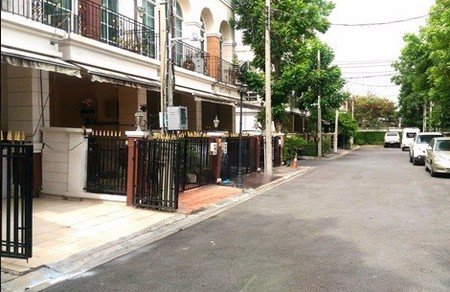 ขายด่วนทาวน์โฮม-3-ชั้น-17ตรว-มบพลัสซิตี้พาร์ค-ซสุคนธสวัสดิ์3