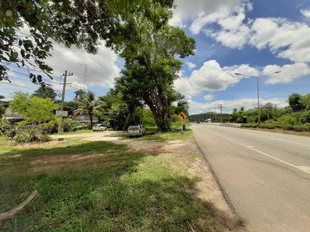 ขายที่ดินทำเลดีวิวสวยและติดถนนดำ-4-เลนใหญ่