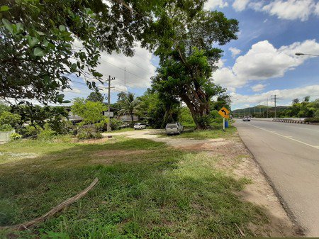 ขายที่ดินทำเลดีวิวสวยและติดถนนดำ-4-เลนใหญ่