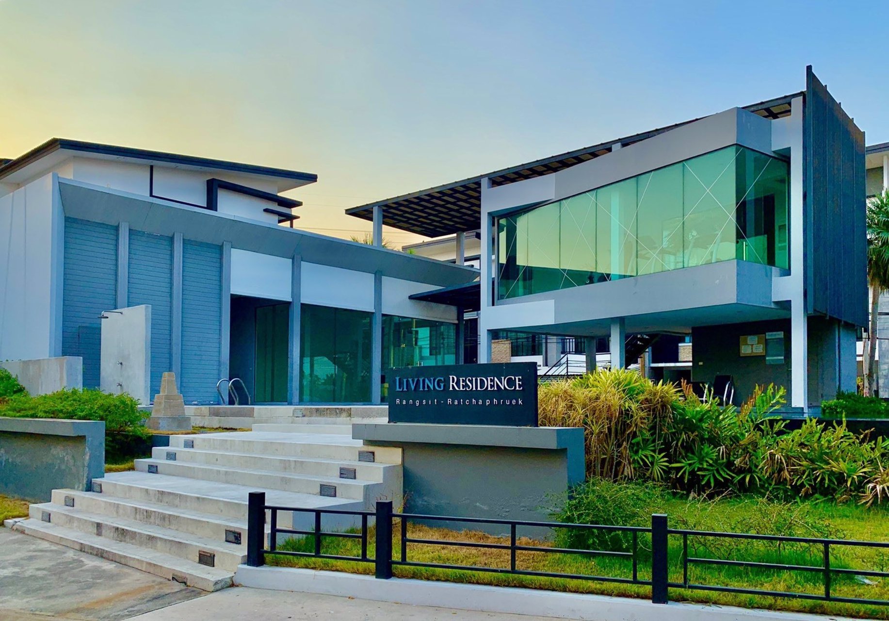 ขายด่วนทาวน์โฮม-2-ชั้น-3-ห้องนอน-3-ห้องน้ำ-living-residence-อเมือง-ปทุมธานี