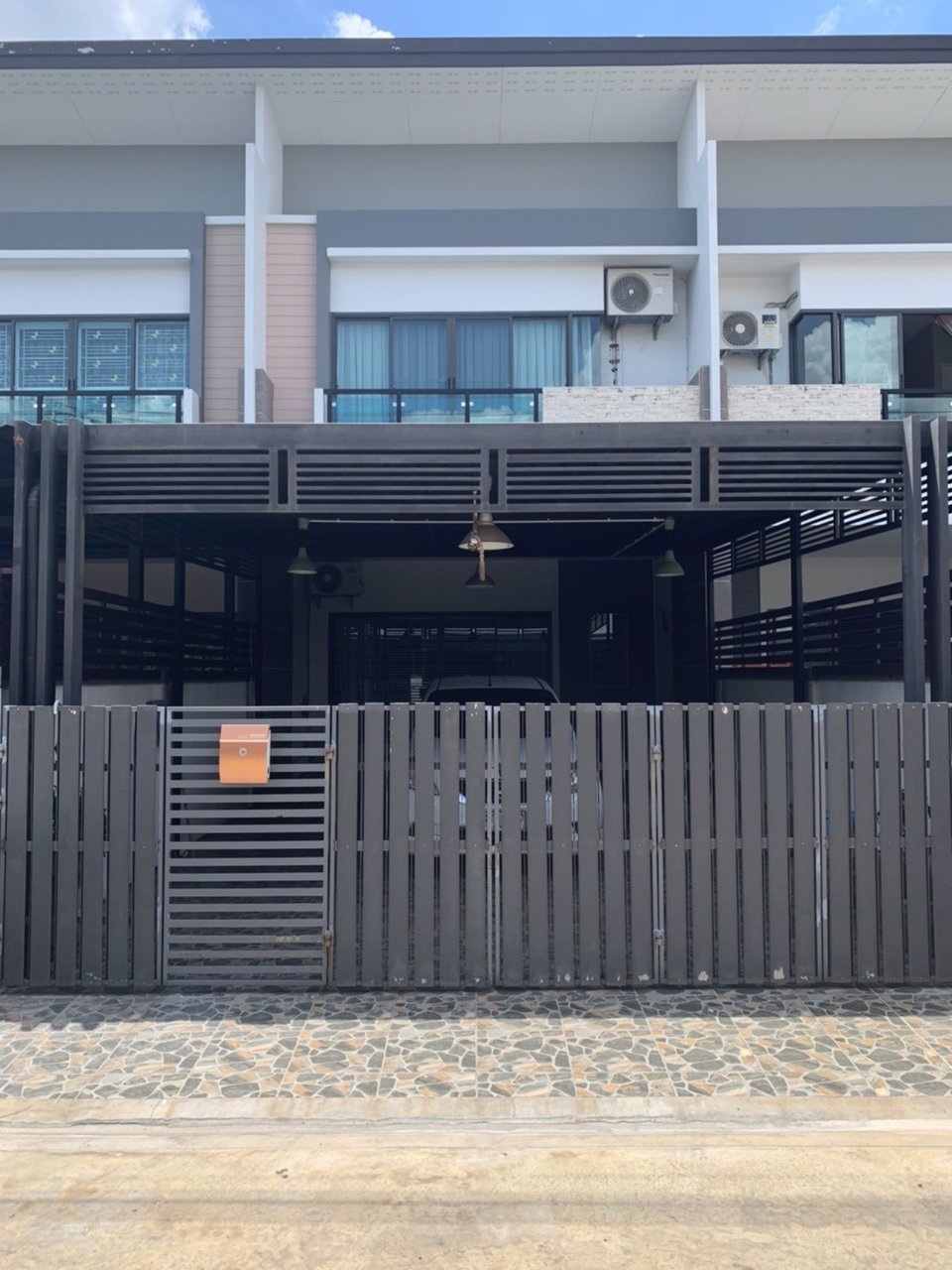 ขายด่วนทาวน์โฮม-2-ชั้น-3-ห้องนอน-3-ห้องน้ำ-living-residence-อเมือง-ปทุมธานี