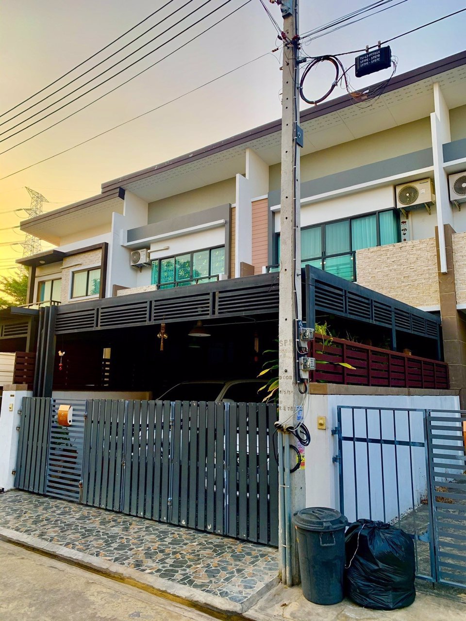 ขายด่วนทาวน์โฮม-2-ชั้น-3-ห้องนอน-3-ห้องน้ำ-living-residence-อเมือง-ปทุมธานี