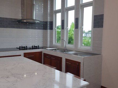 บ้านเดี่ยว-2-ชั้นครึ่งพร้อมที่ดิน-ใกล้สนามบินอู่ตะเภาและมอเตอร์เวย์-มือ-1-พร้อมอยู่