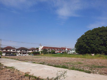 ขายที่ดินถมแล้ว-ซอยพระยาสุเรนทร์-33-หมู่บ้านชื่นกมลนิเวศน์-7