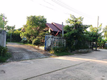 ขายที่ดินพร้อมบ้านสวนสองหลัง-เนื้อที่-148-ตารางเมตร-แปลงหัวมุม