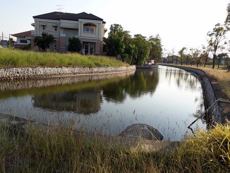 ขายที่ดินเปล่า-ติดทะเลสาบ-หมู่บ้านกฤษดานคร-30-ทำเลดี-ที่ดินสวยมาก