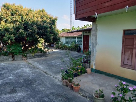 ขายบ้านเดี่ยว-2-ชั้นบ้านครึ่งปูนครึ่งไม้-พร้อมที่ดิน-จังหวัดลำพูน