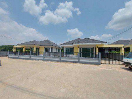 ขายบ้านเดี่ยวสร้างใหม่-3-หลัง-พร้อมที่ดินเหลืออีก-1-ไร่กว่า-นิคมพัฒนา-ระยอง