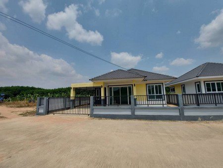 ขายบ้านเดี่ยวสร้างใหม่-3-หลัง-พร้อมที่ดินเหลืออีก-1-ไร่กว่า-นิคมพัฒนา-ระยอง