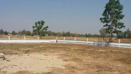 ขายที่ดินติดถนนลาดยางล้อมรั้วแล้วเรียบร้อยโฉนด-3-ใบ