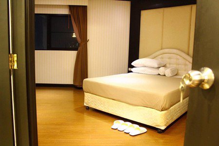 ขายคอนโด-ทำเลดี-สาทร-การ์เด้น-อยู่ริมถนนสาทร-เฟอร์นิเจอร์ครบชุด-พร้อมเข้าอยู่