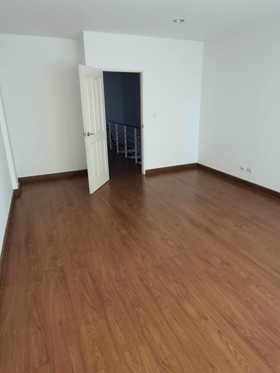 ขายหรือให้เช่าอาคารพาณิชย์-เหมาะทำธุรกิจ-ทรีโอร่มเกล้า-มีนบุรี-กรุงเทพฯ