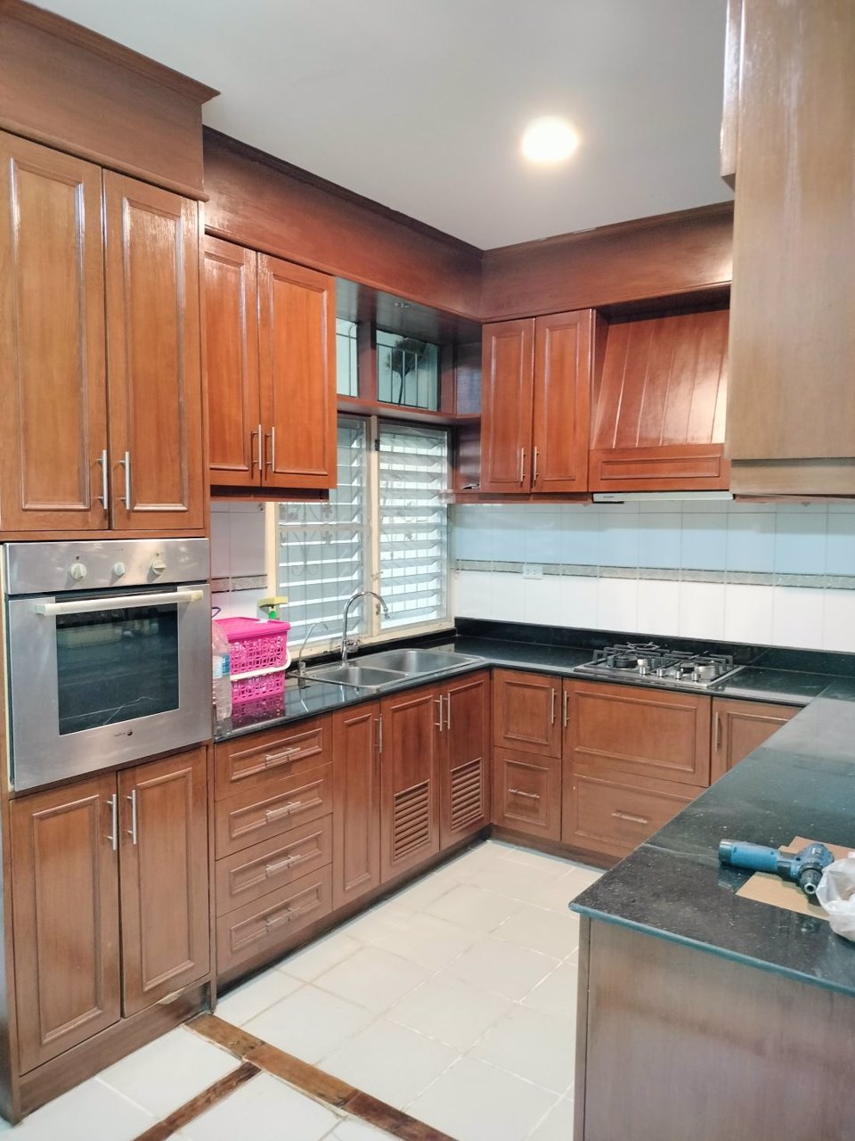 ขายบ้านทาวน์เฮาส์-ติดทะเล-บนเขาพระตำหนัก-พัทยา-townhouse-with-furniture-in-pratumnak-hill