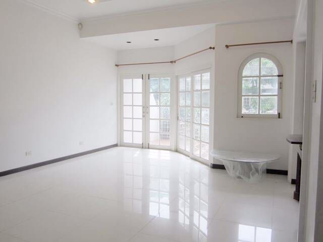 บ้านเดี่ยวระเบียงใหญ่ในซอยหลังสวน-4ห้องนอน-single-house-in-soi-lungsuan-for-residence
