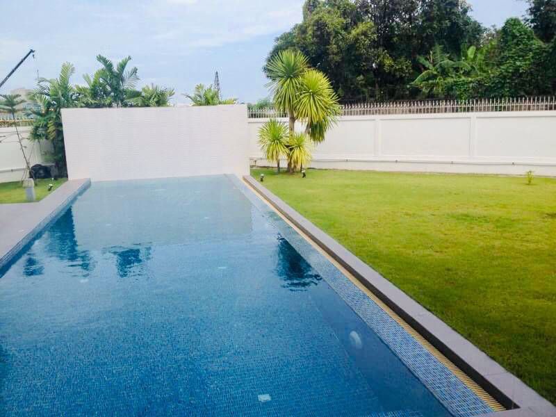 บ้านเดี่ยว-ในหมู่บ้าน-มีสระว่ายน้ำส่วนตัว-ในพัฒนาการ-a-modern-single-house-in-compound