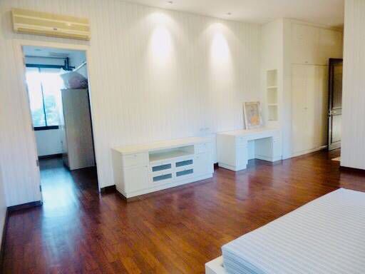 บ้านเดี่ยวขนาดใหญ่มาก-เพื่ออยู่อาศัย-ในซอยสุขุมวิท-71-a-big-single-house-with-nice-garden