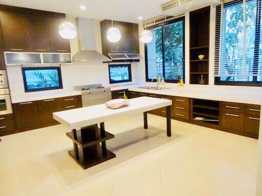 บ้านเดี่ยวขนาดใหญ่มาก-เพื่ออยู่อาศัย-ในซอยสุขุมวิท-71-a-big-single-house-with-nice-garden