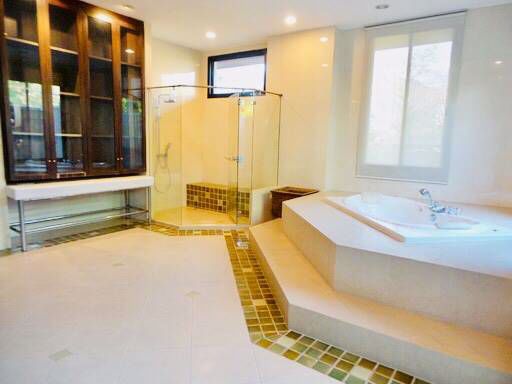 บ้านเดี่ยวขนาดใหญ่มาก-เพื่ออยู่อาศัย-ในซอยสุขุมวิท-71-a-big-single-house-with-nice-garden