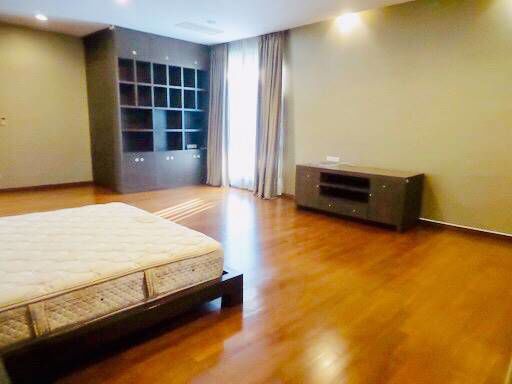 บ้านเดี่ยวขนาดใหญ่มาก-เพื่ออยู่อาศัย-ในซอยสุขุมวิท-71-a-big-single-house-with-nice-garden