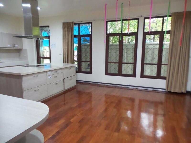 ให้เช่า-บ้านเดี่ยว-หลังใหญ่-พร้อมสวนและสนาม-ใน-สุขุมวิท-71-for-rent-single-house-with-garden