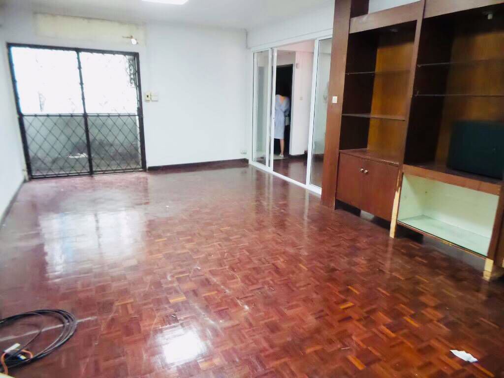 ให้เช่าทาวน์เฮ้าส์เก่าทำเลดีมากๆ-เพื่อทุกธุรกิจในเอกมัย-for-rent-a-old-town-house-for-business