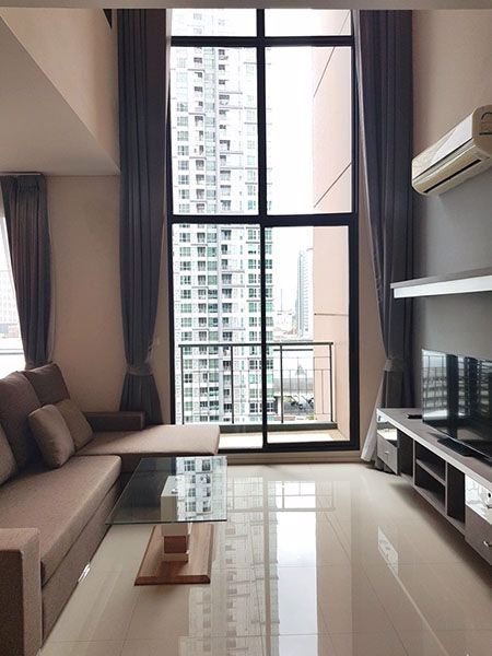villa-asoke-แบบ-duplex-1-ห้องนอน-พื้นที่กว้าง-เพียง-2-3-นาทีจาก-mrt-เพชรบุรี-a-spacious-beautiful