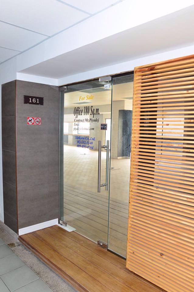 ขายด่วนลดราคาออฟฟิศ-office-ในคอนโดอยู่ติดถนนใหญ่อ่อนนุช-180-ตรมราคา-ตรม-ละ-38000-หรือ-684ล้าน