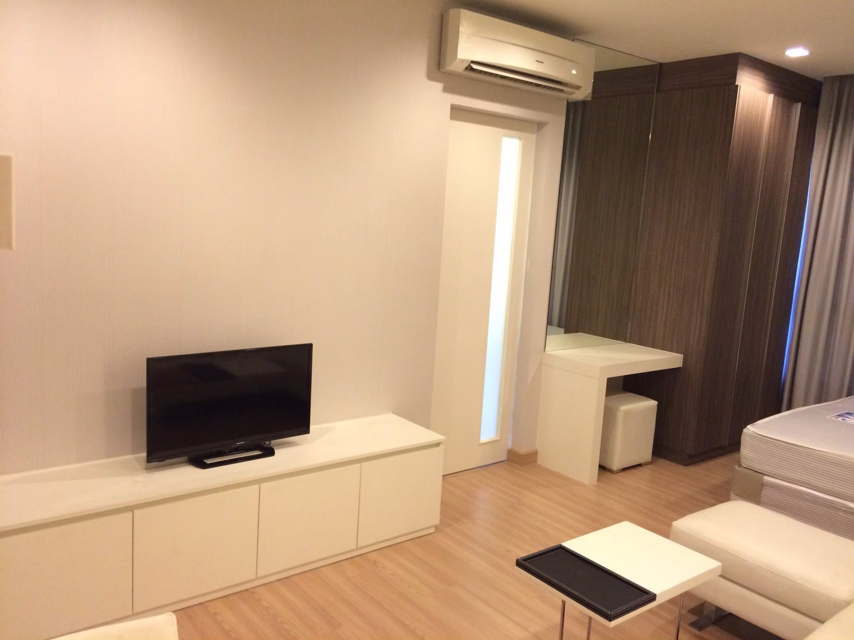 ให้เช่าคอนโดเออบาโน่แอบโซลูท-สาทร-ตากสิน-ใกล้-bts-กรุงธนบุรี-โทร-0806288997-ม่อน-‪https-linee-sd