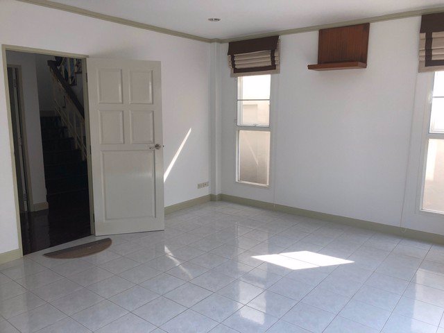 b86-ให้เช่าทาวน์เฮ้าส์-3ชั้น-ถนนสาธุประดิษฐ์-15-เขต-ยานนาวา-บ้านสวย-พึ่งรีโนเวทใหม่-เหมาะสำหรับพักอ