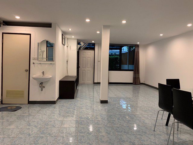 b169-ให้เช่าทาวนเฮ้าส์-2ชั้น-ถนนรามคำแหง-ซอย-รามคำแหง-24-หลังเดอะไนน์พระราม-9-บ้านพึ่งรีโนเวทเสร็จให