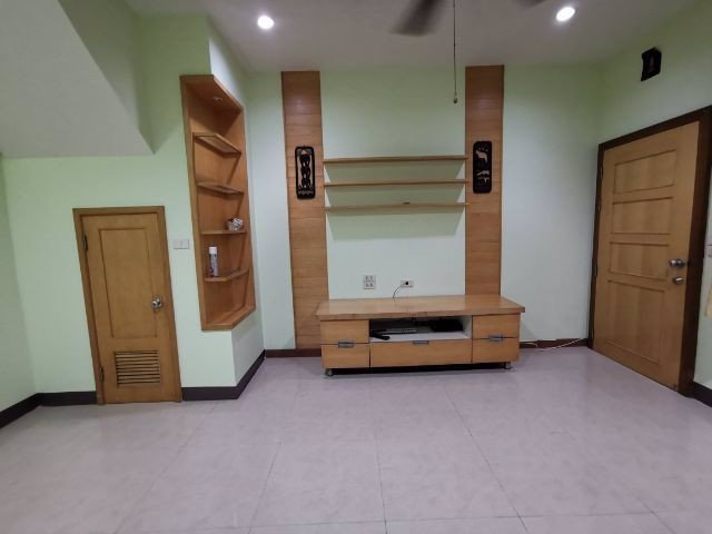 b172-ให้เช่าทาวน์เฮ้าส์-3-ชั้น-โครงการ-ปริญลักษณ์-ห้องมุมซอย-นวมินทร์-52-ถนน-นวมินทร์-บ้านสวยเหมาะสำ