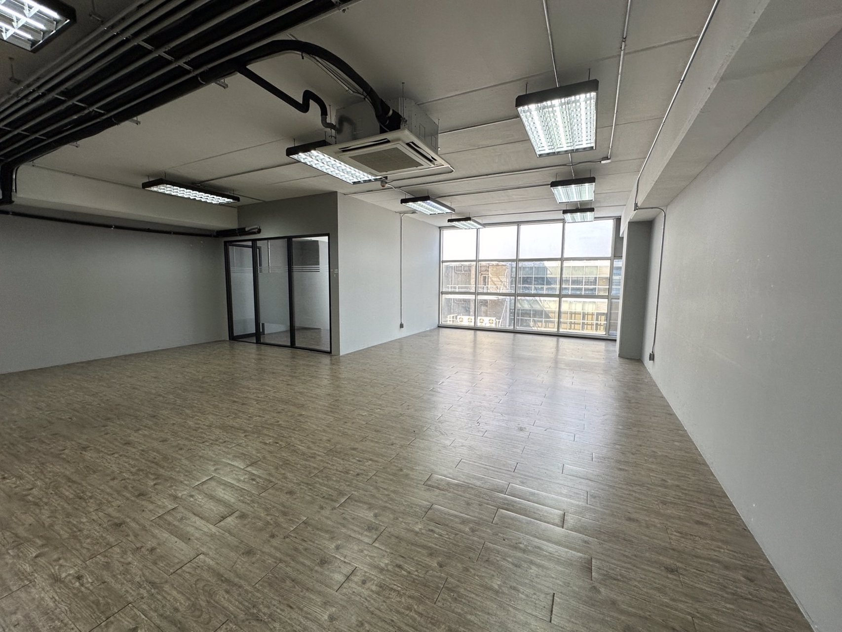 ready-to-move-ออฟฟิศให้เช่าขนาด-90-ตรม-ห้องสวย-ติดกระจก-เมืองทองธานี